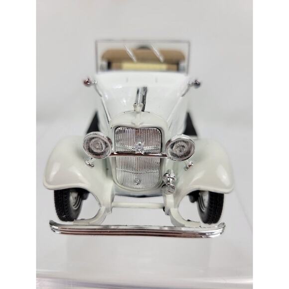 National Motor Museum Mint ARKO Ford 1932 Model 18 V-8 Cabriolet White 1:32 - Picture 6 of 8